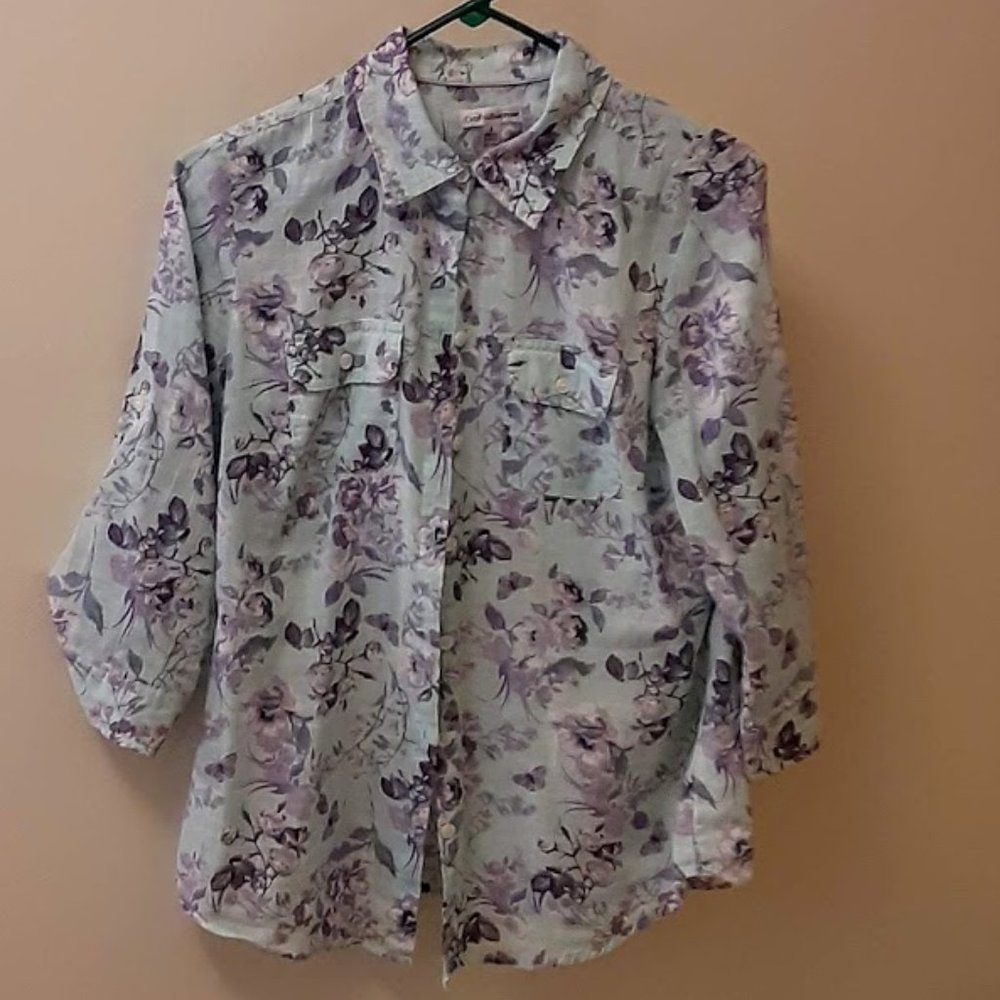 LIGHT BLUE BUTTON-UP SHIRT WIT LAVENDER/BLUE/PINK FLOWERS - SIZE SMALL
